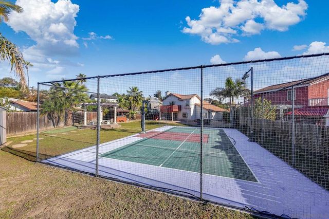 810 Crosspoint Ct, San Diego, CA 92114