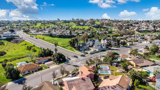 810 Crosspoint Ct, San Diego, CA 92114