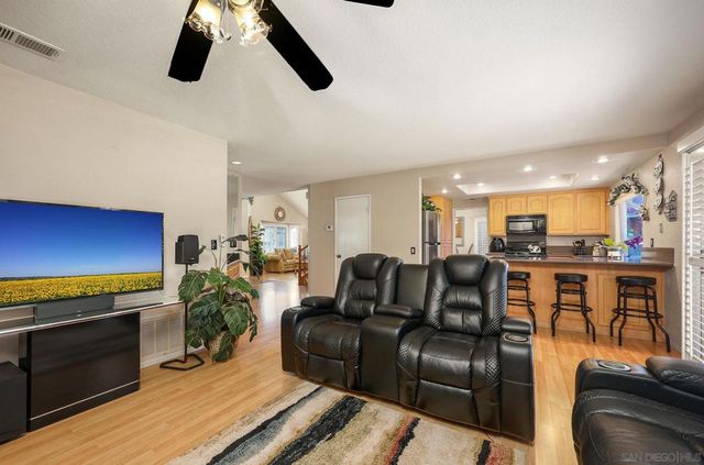 810 Crosspoint Ct, San Diego, CA 92114