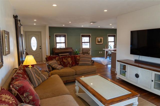 1221 Grenadier DR, Chesapeake, VA 23322