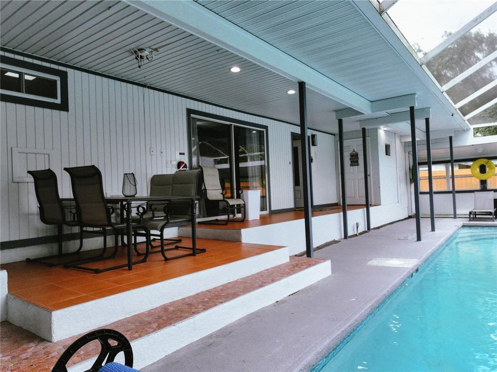 Image 11 of property listing at 111 OAK LEE DRIVE, Lutz, FL 33548