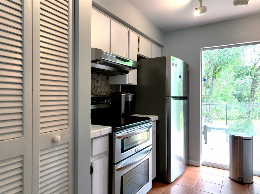 Image 6 of property listing at 111 OAK LEE DRIVE, Lutz, FL 33548