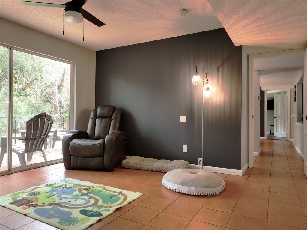 Image 8 of property listing at 111 OAK LEE DRIVE, Lutz, FL 33548