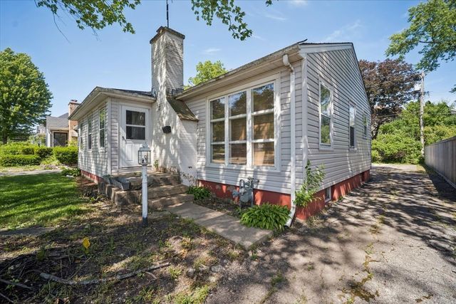 735 Prairie Avenue, Barrington, IL 60010