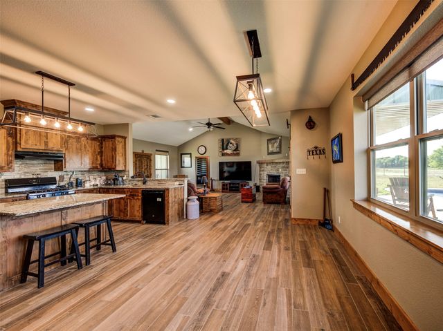 1020 County Road 1596, Alvord, TX 76225