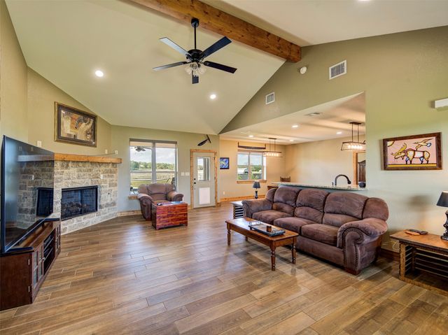 1020 County Road 1596, Alvord, TX 76225