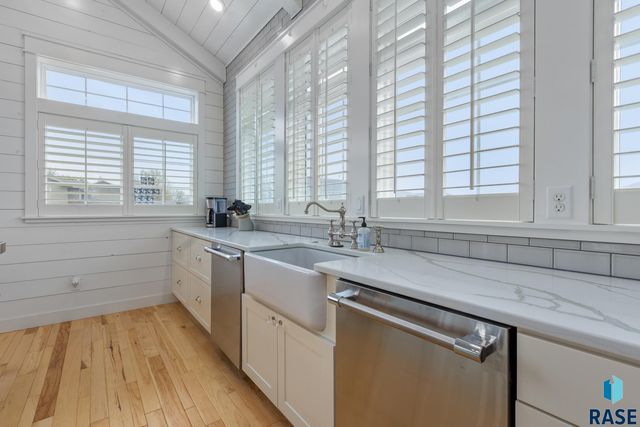 6000 Marrs Beach Ln Lane, Madison, SD 57042