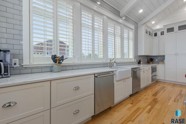 6000 Marrs Beach Ln Lane, Madison, SD 57042