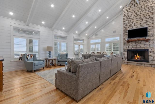 6000 Marrs Beach Ln Lane, Madison, SD 57042