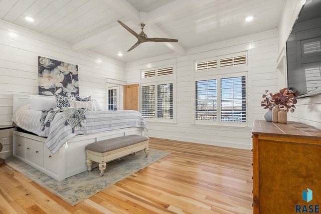 6000 Marrs Beach Ln Lane, Madison, SD 57042