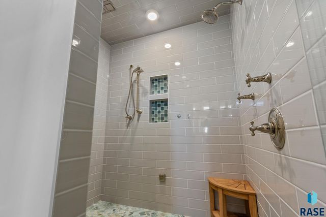 6000 Marrs Beach Ln Lane, Madison, SD 57042