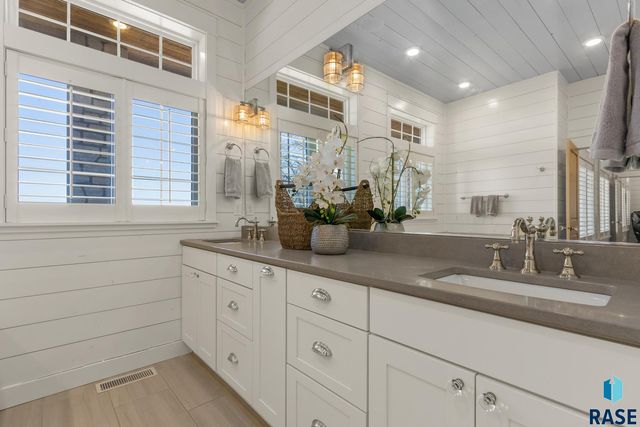 6000 Marrs Beach Ln Lane, Madison, SD 57042