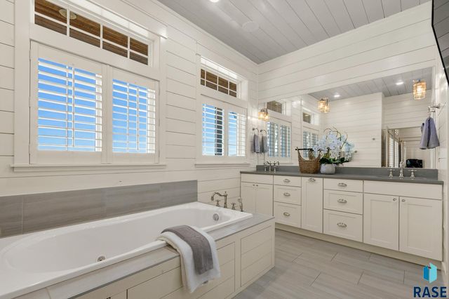 6000 Marrs Beach Ln Lane, Madison, SD 57042