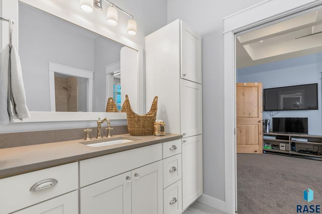 6000 Marrs Beach Ln Lane, Madison, SD 57042