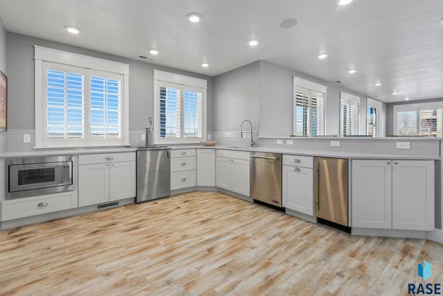 6000 Marrs Beach Ln Lane, Madison, SD 57042