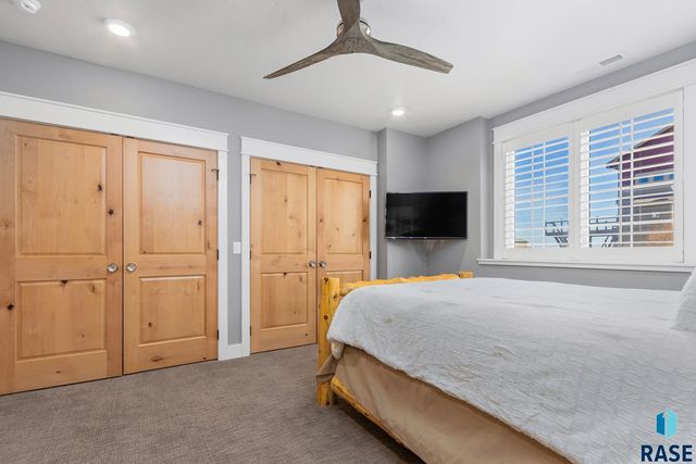 6000 Marrs Beach Ln Lane, Madison, SD 57042