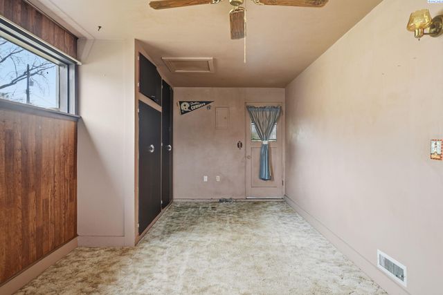 381 Wright Ave, Richland, WA 99352