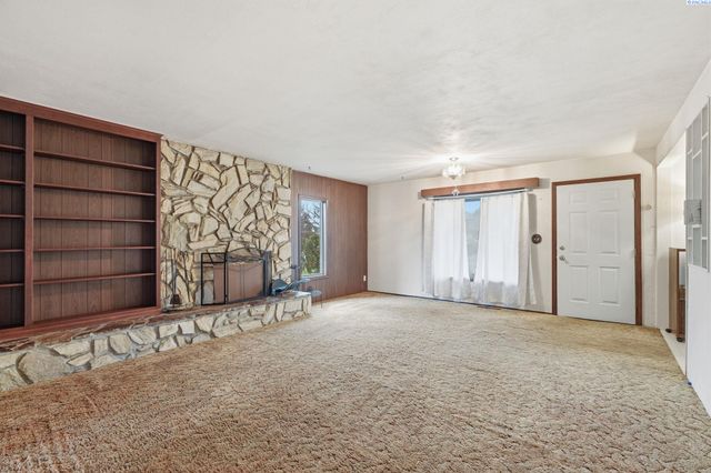 381 Wright Ave, Richland, WA 99352