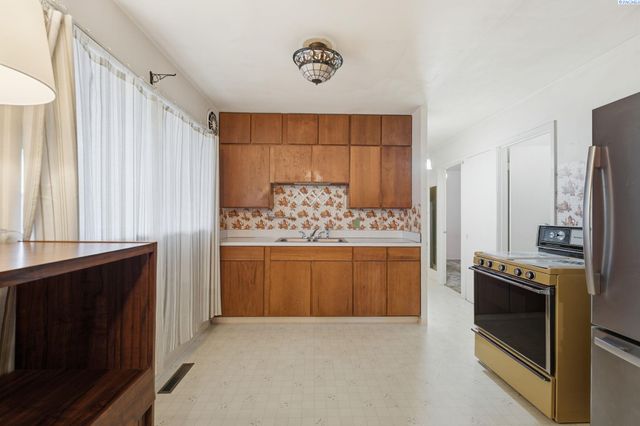 381 Wright Ave, Richland, WA 99352