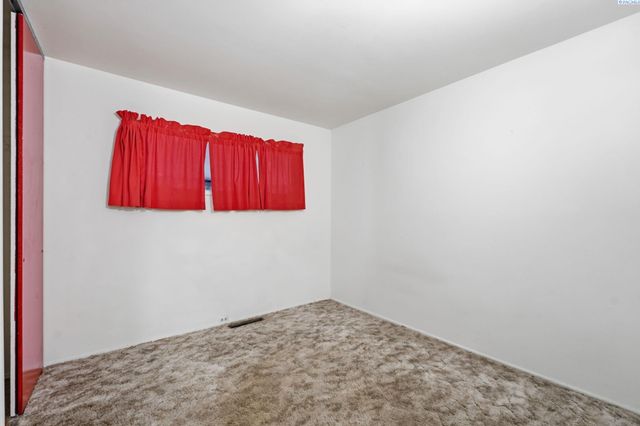 381 Wright Ave, Richland, WA 99352