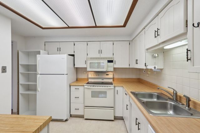 920 Vose Drive 106, Gurnee, IL 60031