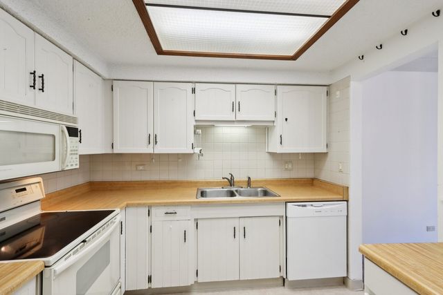 920 Vose Drive 106, Gurnee, IL 60031