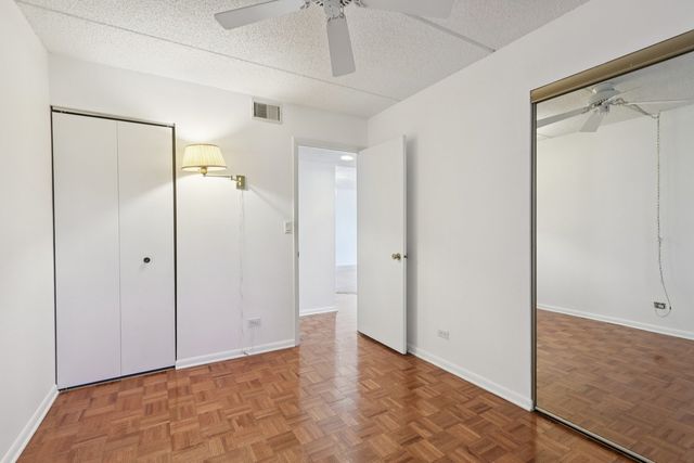 920 Vose Drive 106, Gurnee, IL 60031