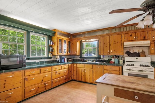 10803 Smiths Neck RD, Carrollton, VA 23314