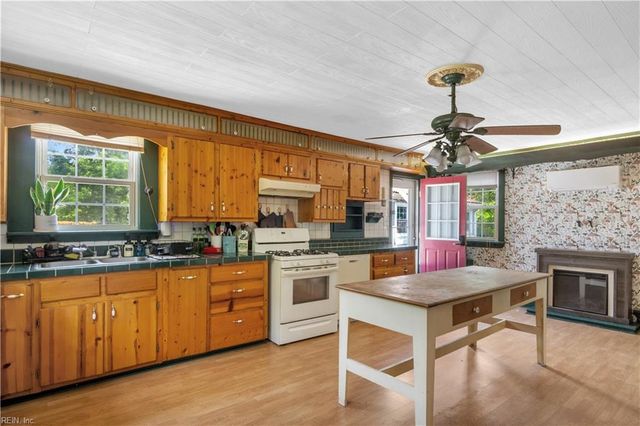 10803 Smiths Neck RD, Carrollton, VA 23314