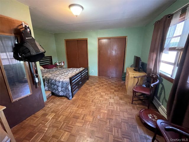 812 S 6th Street, Lindenhurst, NY 11757