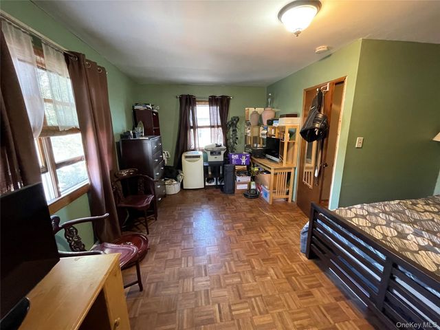 812 S 6th Street, Lindenhurst, NY 11757