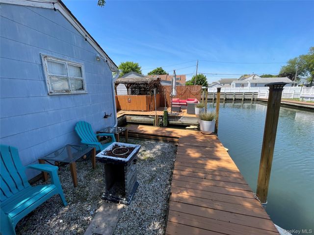 812 S 6th Street, Lindenhurst, NY 11757