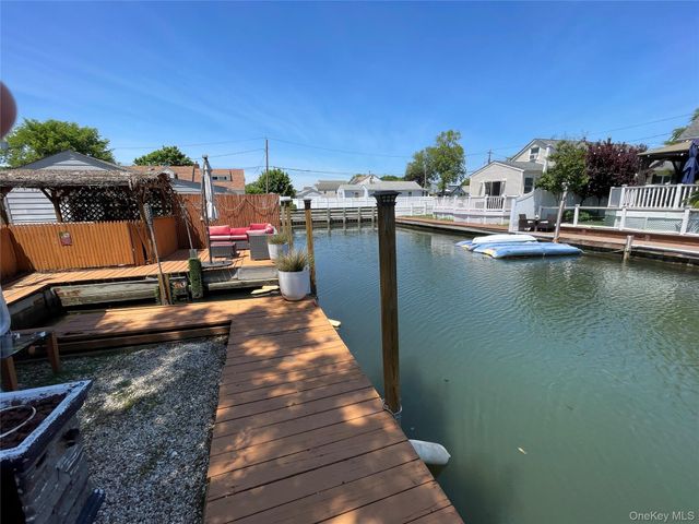 812 S 6th Street, Lindenhurst, NY 11757