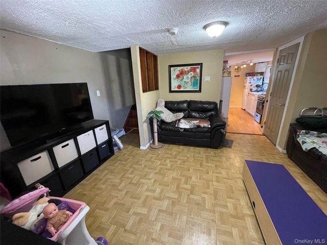 812 S 6th Street, Lindenhurst, NY 11757
