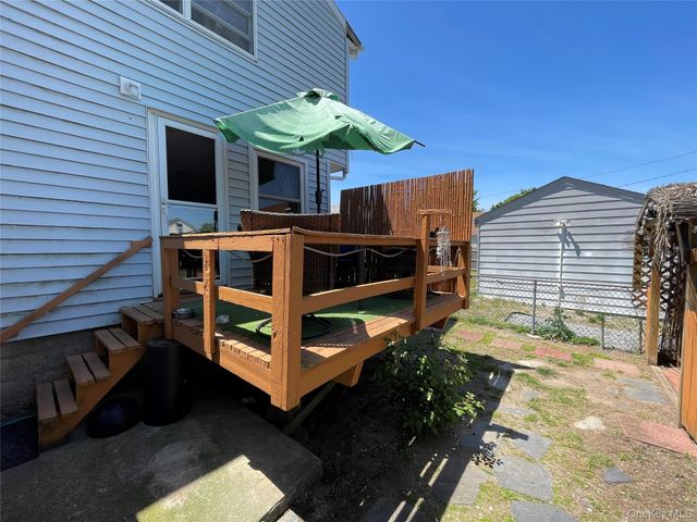812 S 6th Street, Lindenhurst, NY 11757