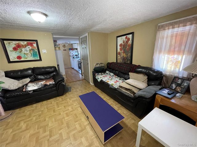 812 S 6th Street, Lindenhurst, NY 11757