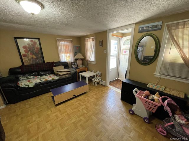 812 S 6th Street, Lindenhurst, NY 11757