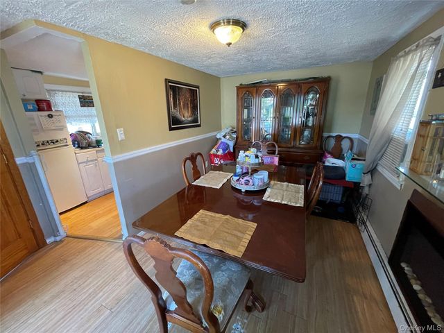 812 S 6th Street, Lindenhurst, NY 11757