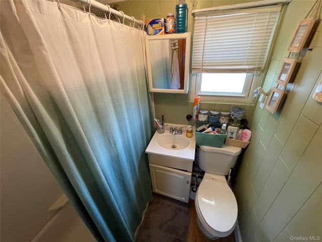 812 S 6th Street, Lindenhurst, NY 11757