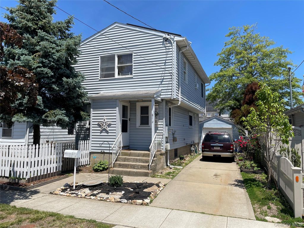812 S 6th Street, Lindenhurst, NY 11757
