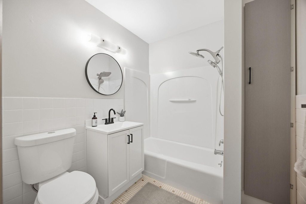 8242 Freemont Avenue S B, Bloomington, MN 55420 — photo 2