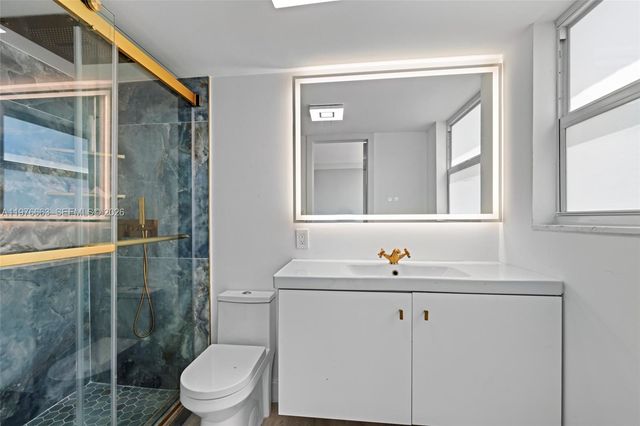 137 Golden Isles Dr 305, Hallandale Beach, FL 33009