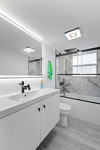 137 Golden Isles Dr 305, Hallandale Beach, FL 33009