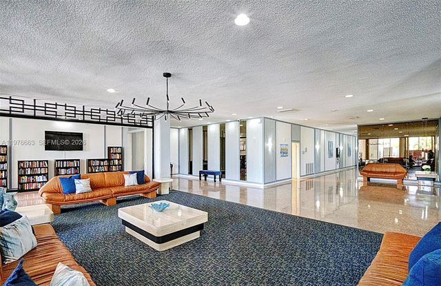 137 Golden Isles Dr 305, Hallandale Beach, FL 33009