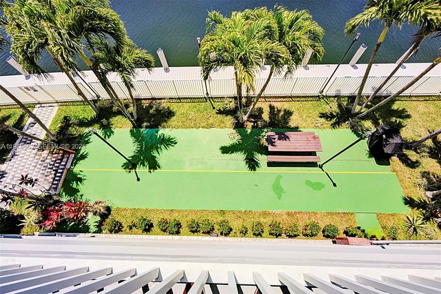 137 Golden Isles Dr 305, Hallandale Beach, FL 33009