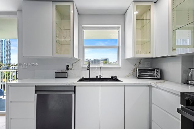 137 Golden Isles Dr 305, Hallandale Beach, FL 33009