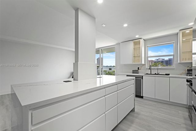 137 Golden Isles Dr 305, Hallandale Beach, FL 33009