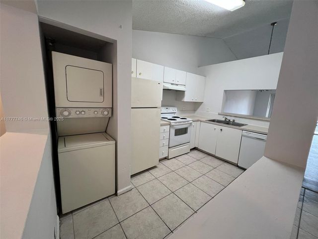 2451 NW 56th Ave 1-204, Lauderhill, FL 33313