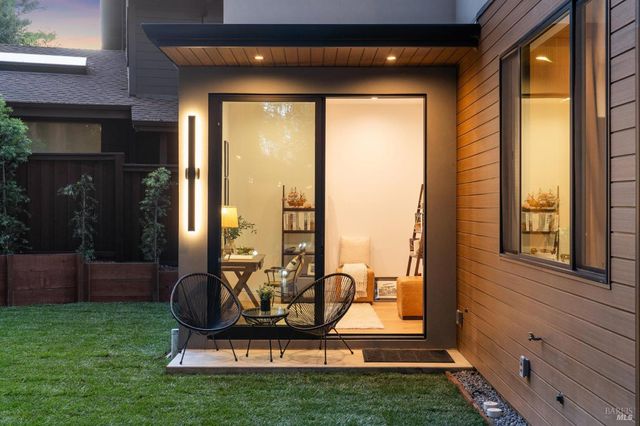 93 Magnolia Ave, Larkspur, CA 94939