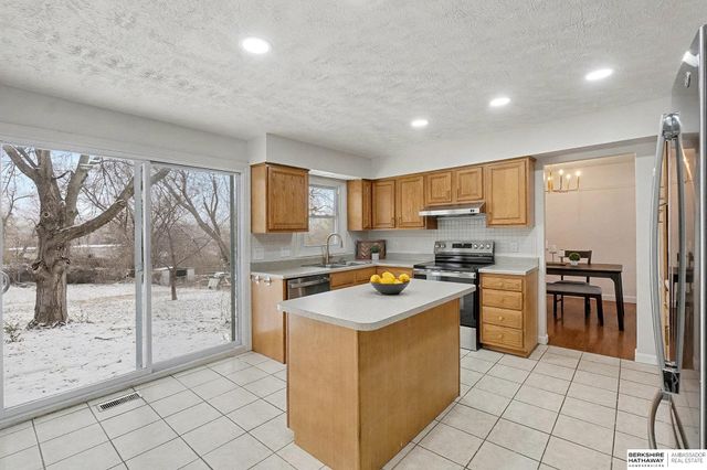 15539 Arbor Street, Omaha, NE 68144